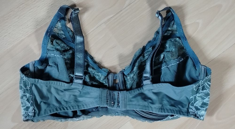 Ładny Duży Biustonosz TRIUMPH koronkowy na fiszbinach miękki D 90