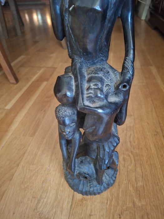 Grande  42 cms estaueta em madeira africana  antiga ?