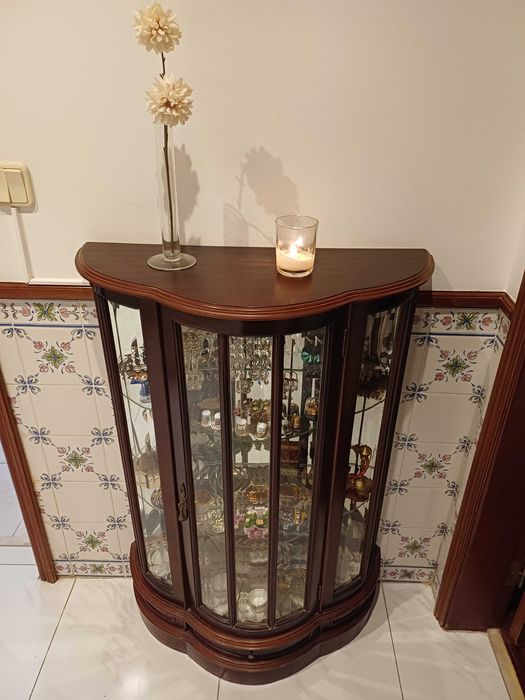 Vitrine em madeira e espelho biselado