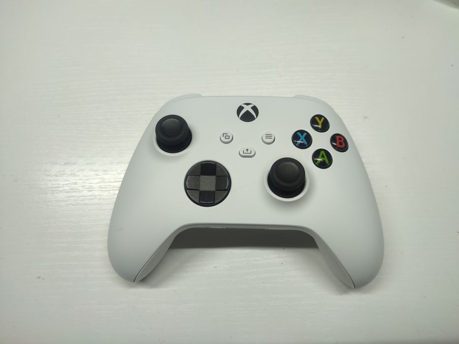 Pad Xbox series x z analogiami TMR