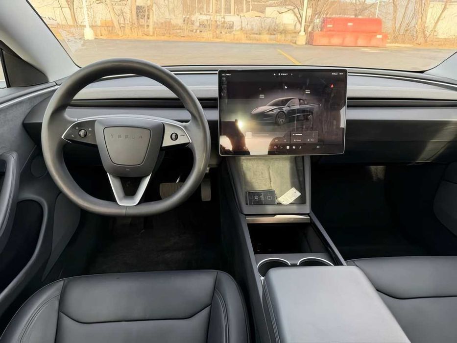 Tesla Model 3      2024
