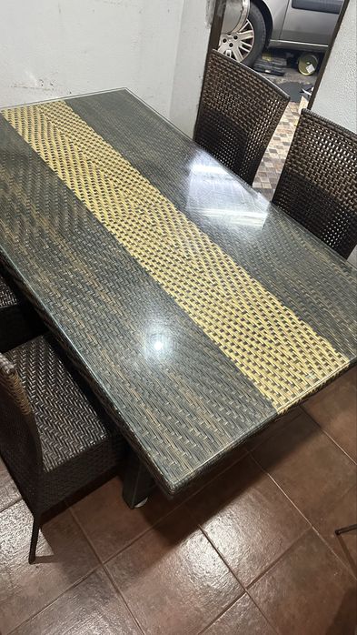 Mesa e quatro cadeiras