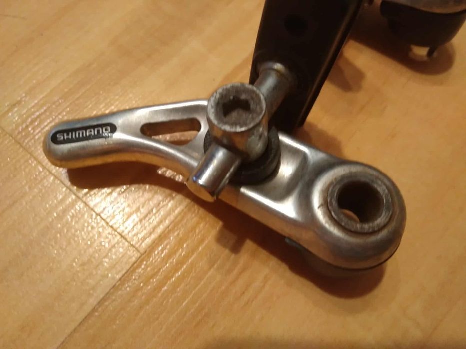 Dwie szczęki Shimano cantilever.