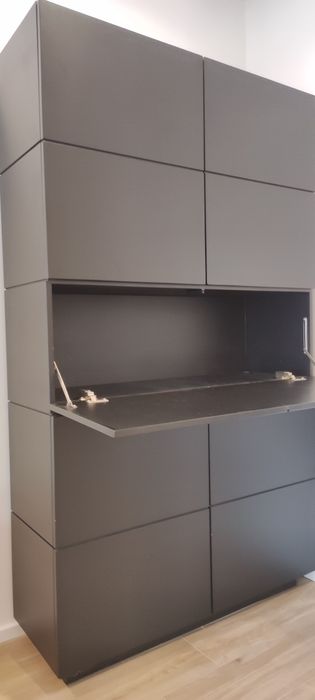 Secretária com arquivo, arrumação ou aparador.