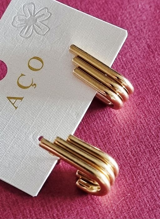 Brincos dourados, em aço, 3 "tubos" unidos de diferentes tamanhos. De pico