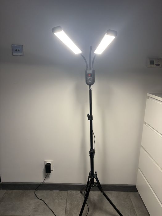 Lampa led malo uzywana stojąca