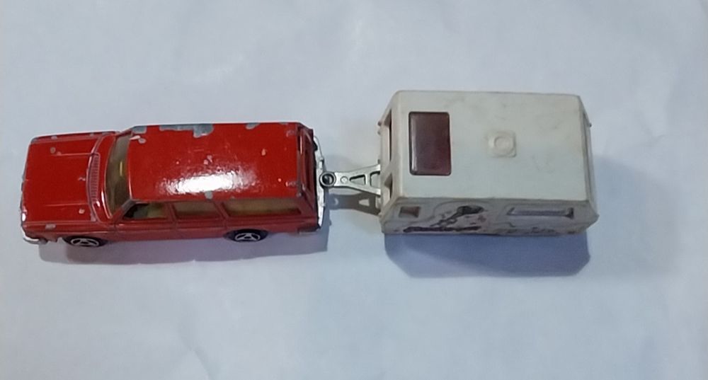 Miniaturas antigas Majorette Volvo e caravana