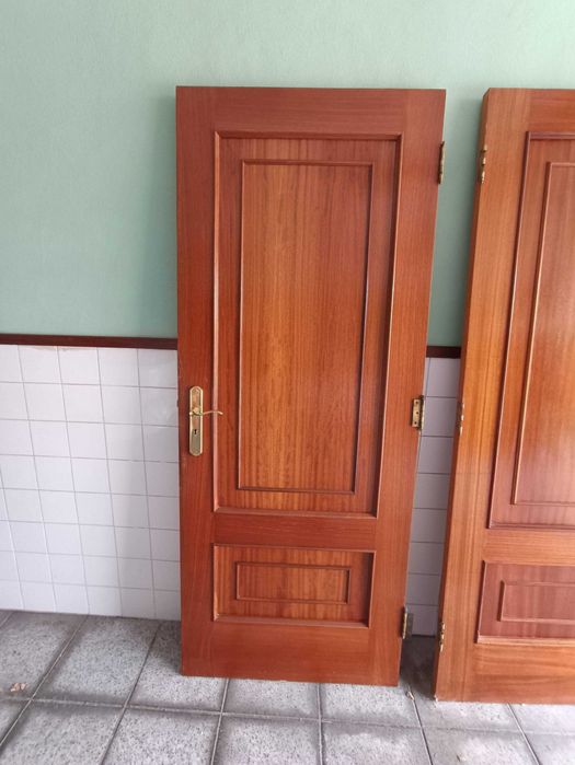 Portas em madeira maciça