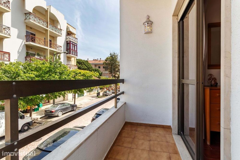 Apartamento T1 c/ Varanda e Marquise, a 550m da Praia, na Costa da Cap