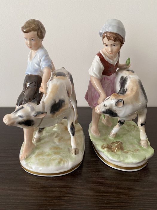 Порцелянова пара статуеток дітей з телятами.
