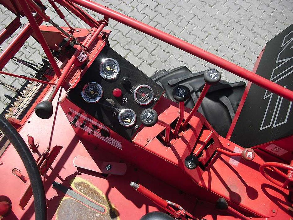Зерноуборочный комбайн Massey Ferguson 330