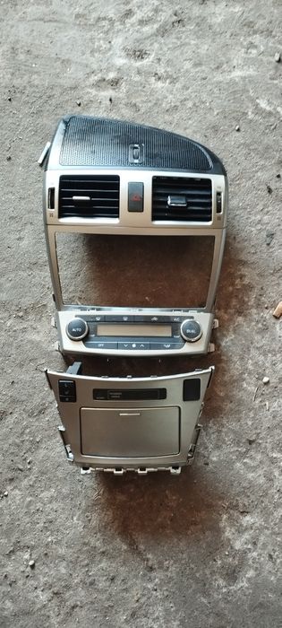 Climatronic Panel środkowy popielniczka Toyota Avensis t27