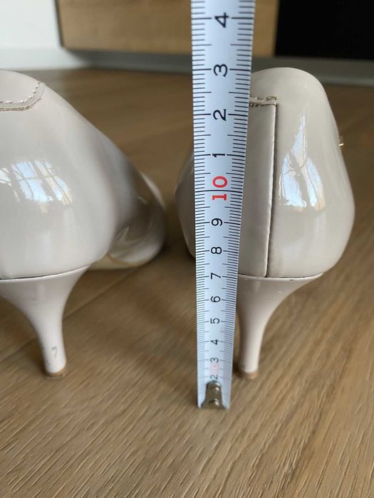 szpilki 36 skóra lakierowana beż obcas 7 cm gina piacci