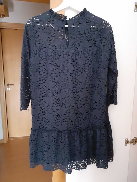 Vestido curto azul.
