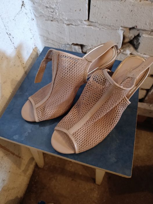 Buty na obcasie beżowe