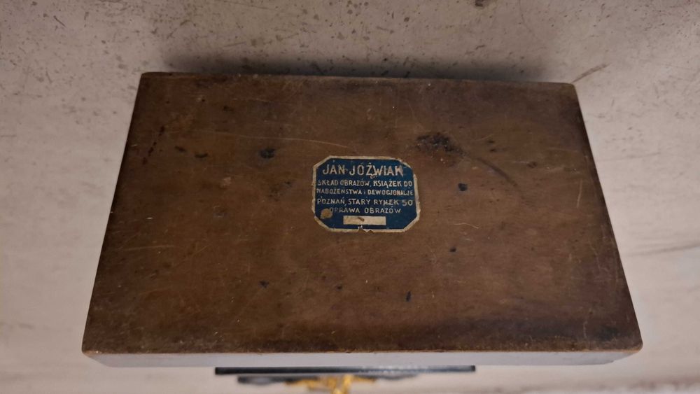 Zabytkowy krzyż drewniany, czarny