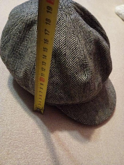 Elegancki modny kaszkiet