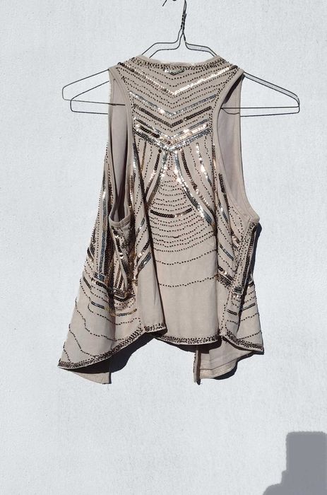 Красивая замшевая жилетка расшитая бисером