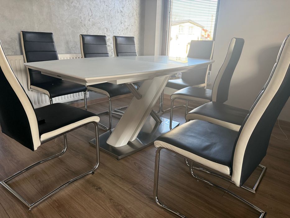 Stół plus 8 krzeseł