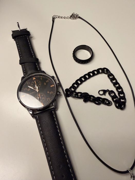 Conjunto Masculino Total Black: Relógio Quartz, Pulseira, Anel e Colar