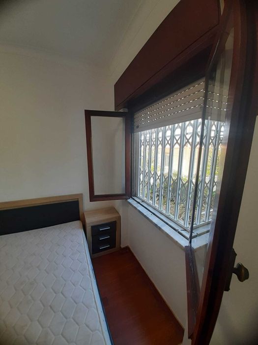 quarto mobilado para casal junto à fct nova / monte de caparica