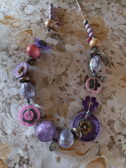 Colar com contas em madeira e tecido