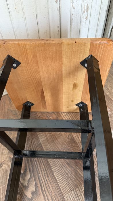 Табуретка з дуба