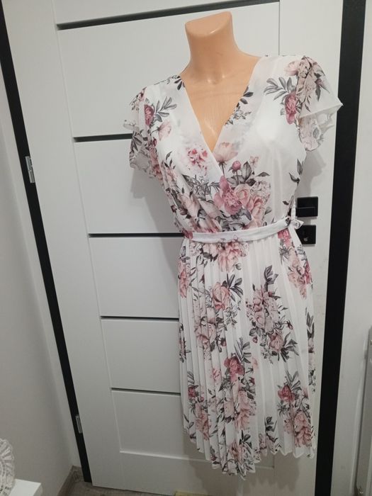 Nowa sukienka w kwiaty plisowana rozmiar uniwersalny