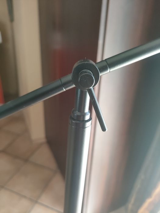 Candeiro preto e dourado impecavel com 135 cm de altura na coluna vertical