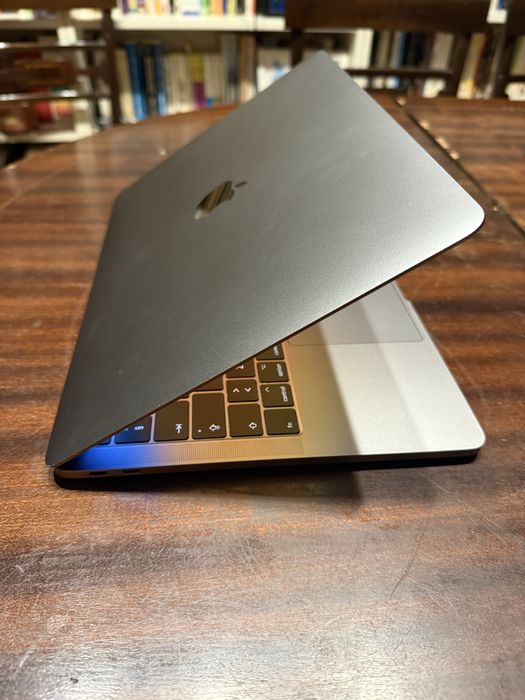 MacBook Pro 13’ i5 256GB 16GB RAM