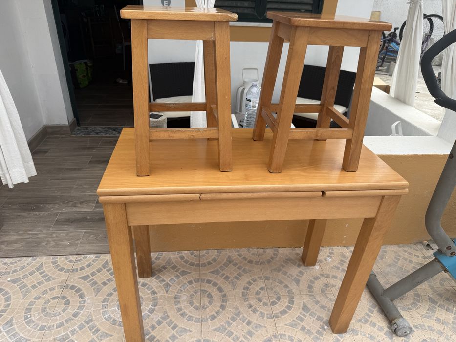 Vendo mesa extensivel com 2 bancos