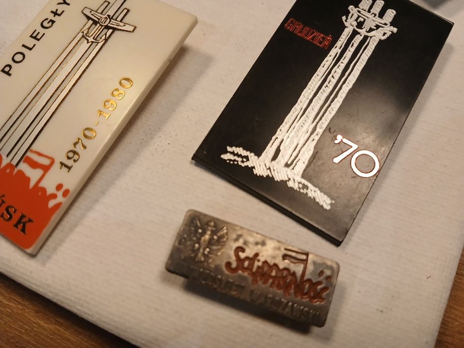Zestaw Historyczny Znaczki  Przypinki Opaska Solidarność