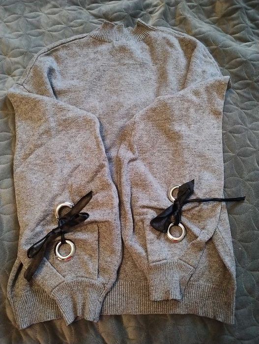 Sweter z ozdobnym rekawem
