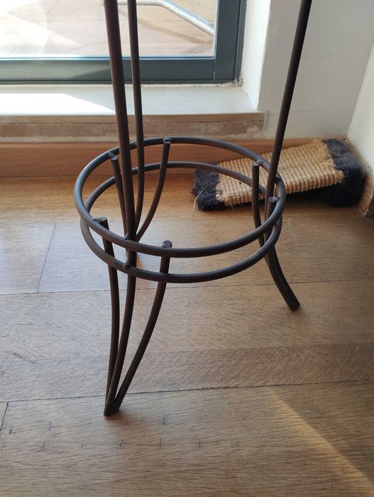 Suporte vertical para velas com ânfora invertida