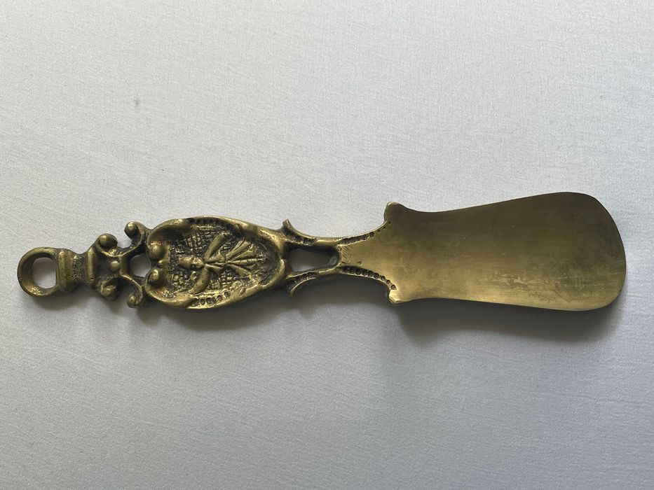 Stara mosiężna łyżka do butów