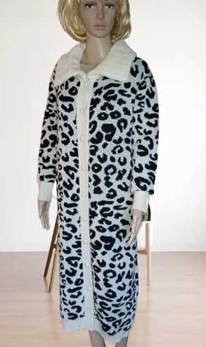 Swetrowy płaszcz z futerkowym kołnierzem