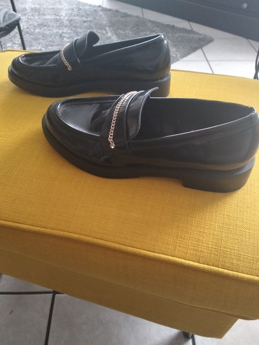 Czarne damskie mokasyny ze złotym łańcuszkiem