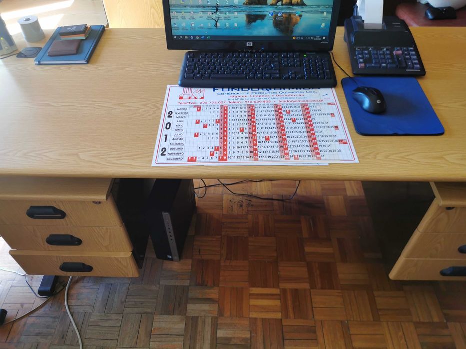 Secretária e armário de escritório