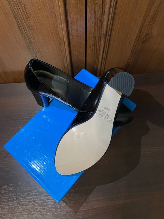 Продам нові шкіряні ( лак ) туфлі. На середню ніжку  39 р. ( 25.5см.)