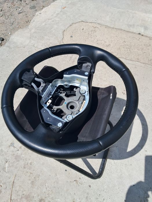 Кермо Ніссан Жук