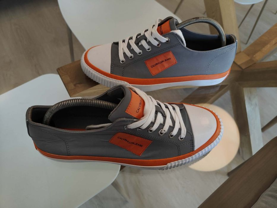 Varias sapatilhas usadas calvin klein, crime london e P448