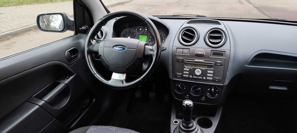 Ford Fiesta-Benzyna-Ekonomiczna-Bez korozji-Niski przebieg