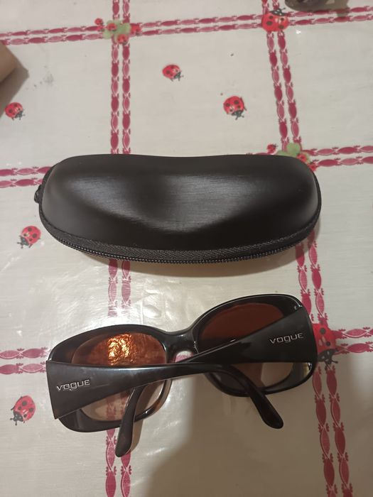 Óculos de sol  cor castanho  de mulher marca  vouge + portes grátis