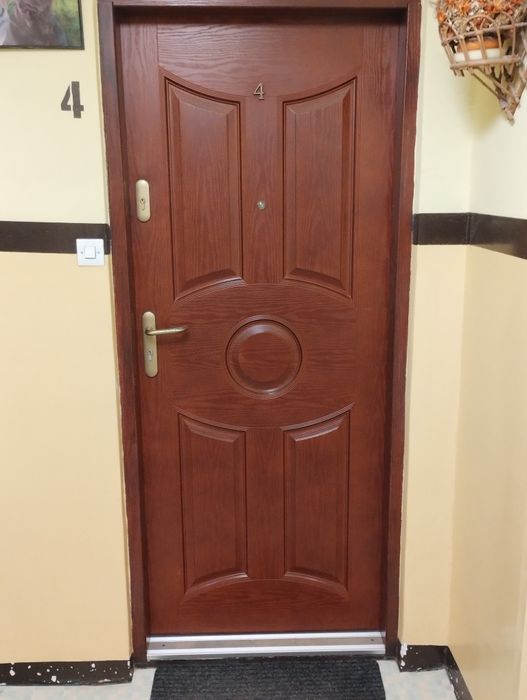 Drzwi zewnętrzne drewniane