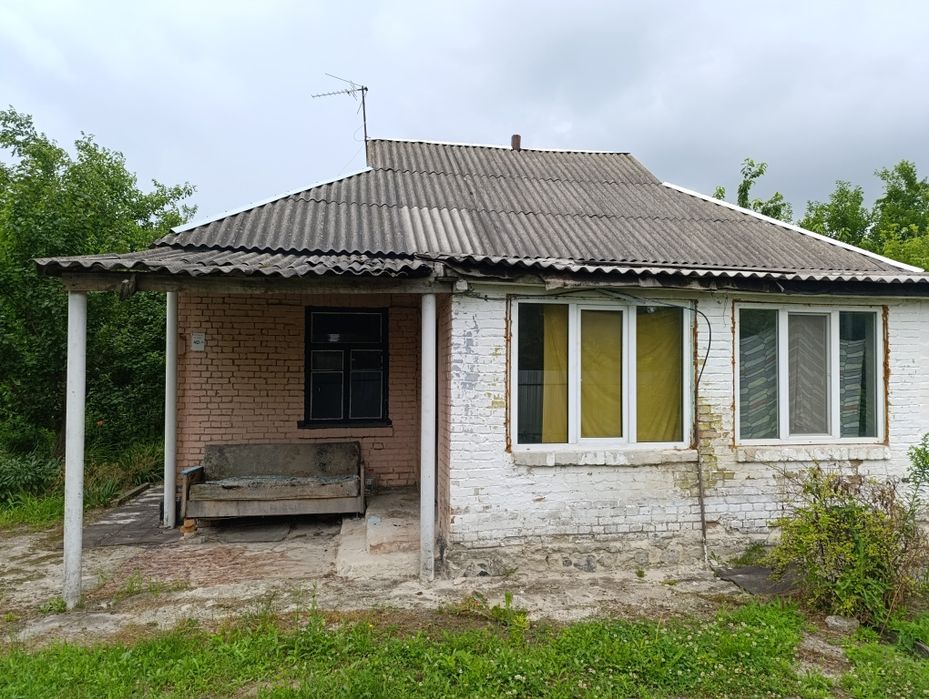 Будинок знаходиться в центрі села Сезенків.
