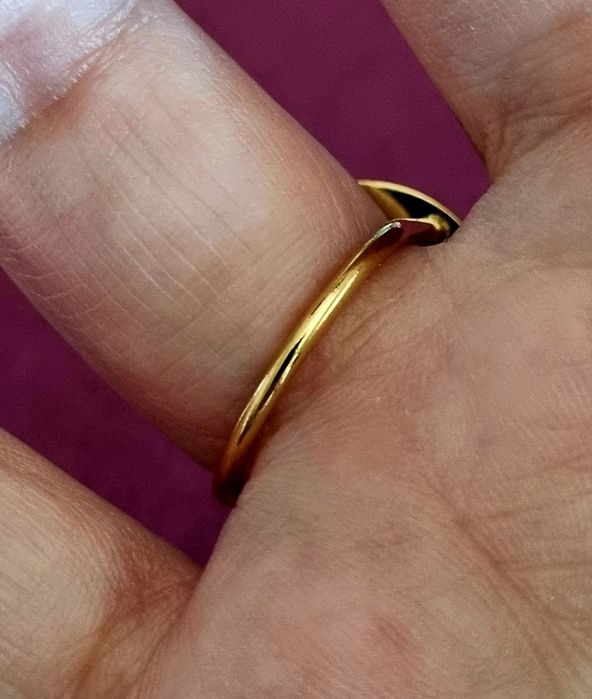 Anel dourado, em aço, com 1 pérola. Diferente e original. T17