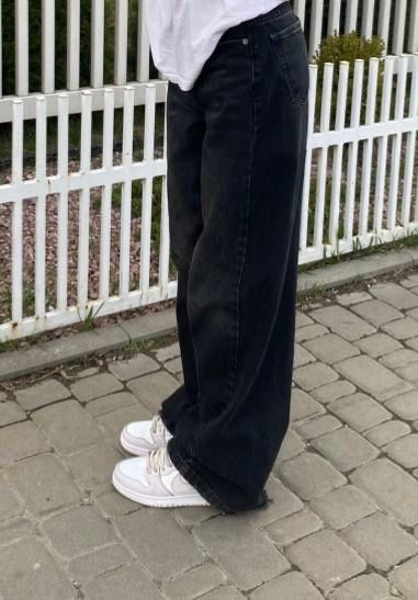 Широкі прямі джинси