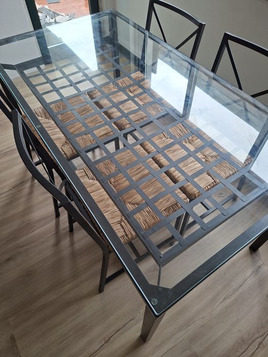 Mesa com 4 cadeiras (para despcupar)