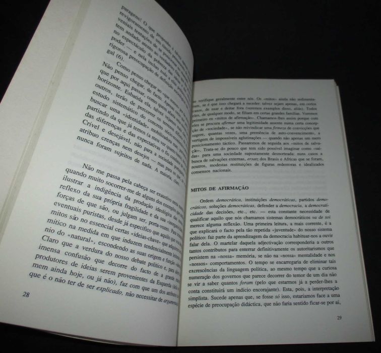 Livro No Reino dos Falsos Avestruzes Um Olhar sobre a Política