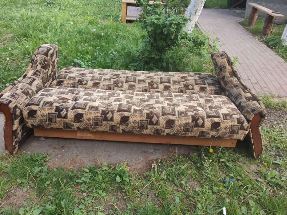 Продам диван з незначними пошкодженнями.